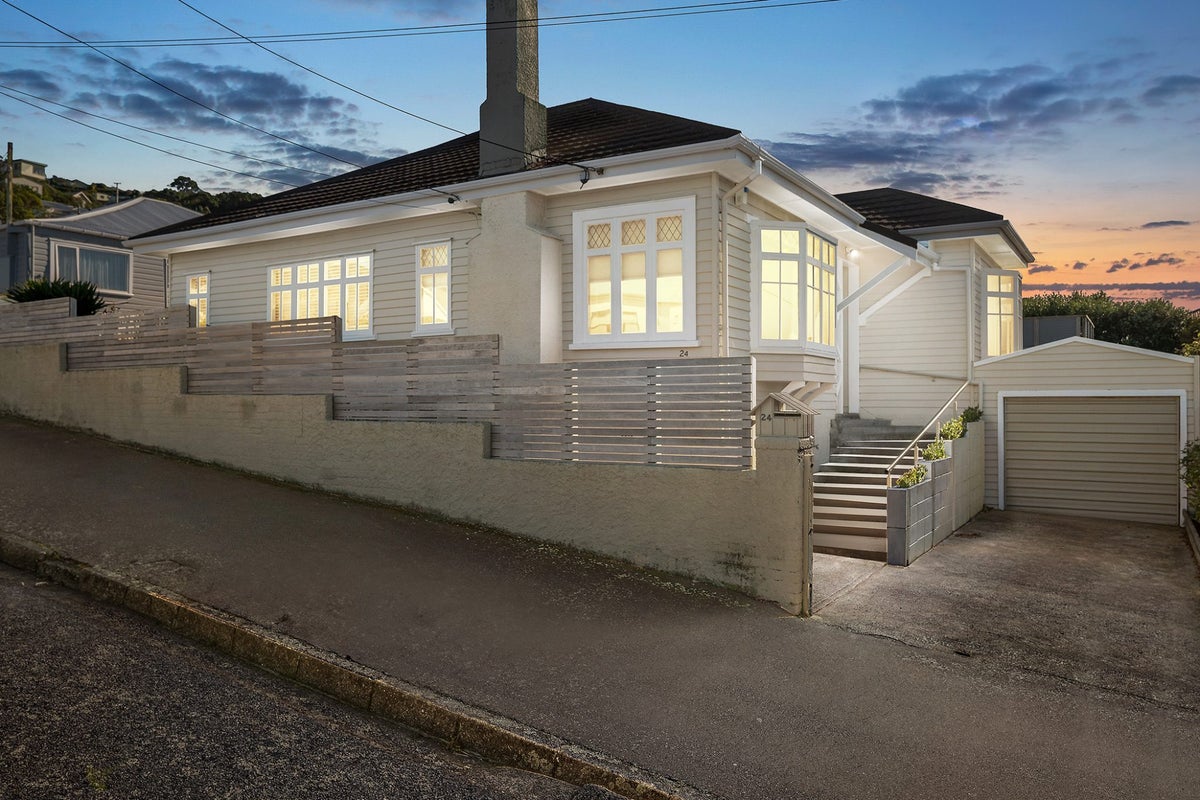 24 Wha Street, Lyall Bay, Wellington - Carousel 1