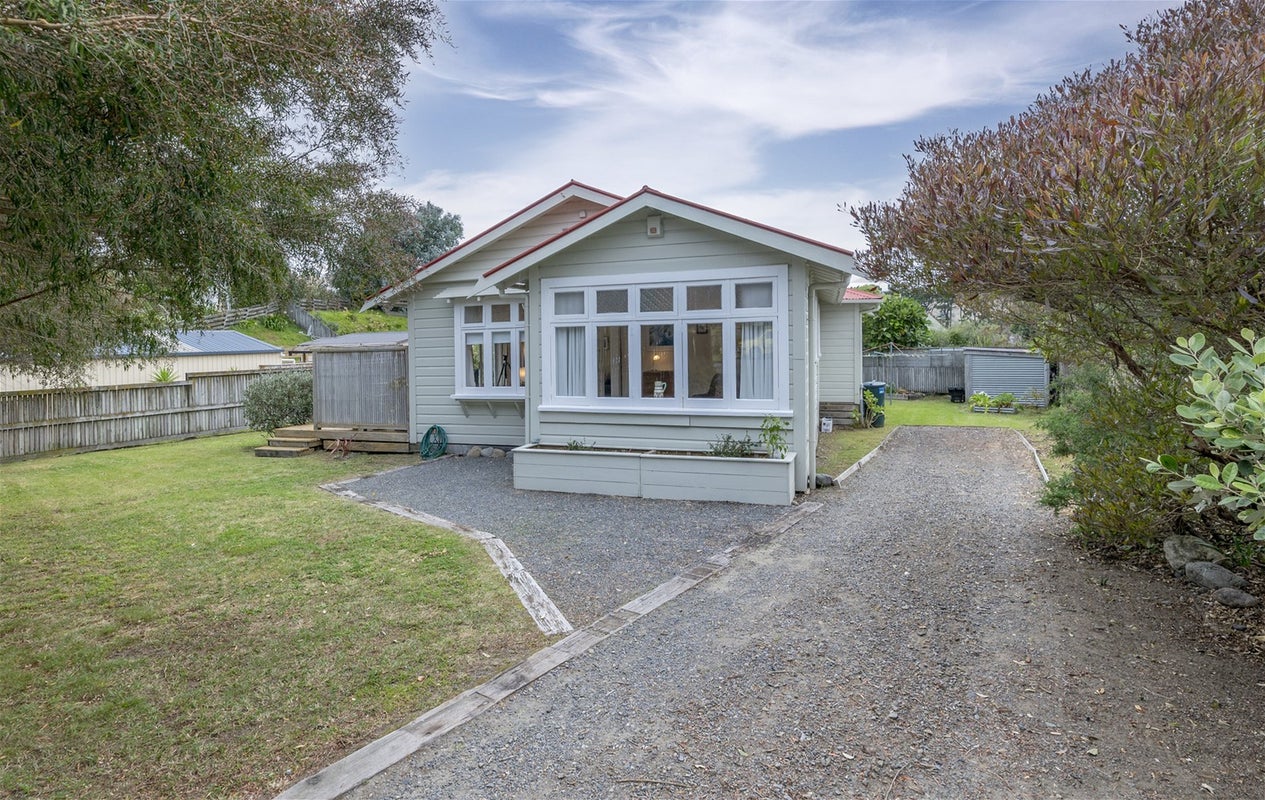 35 Hicks Crescent, Waikanae Beach, Waikanae - Carousel 2