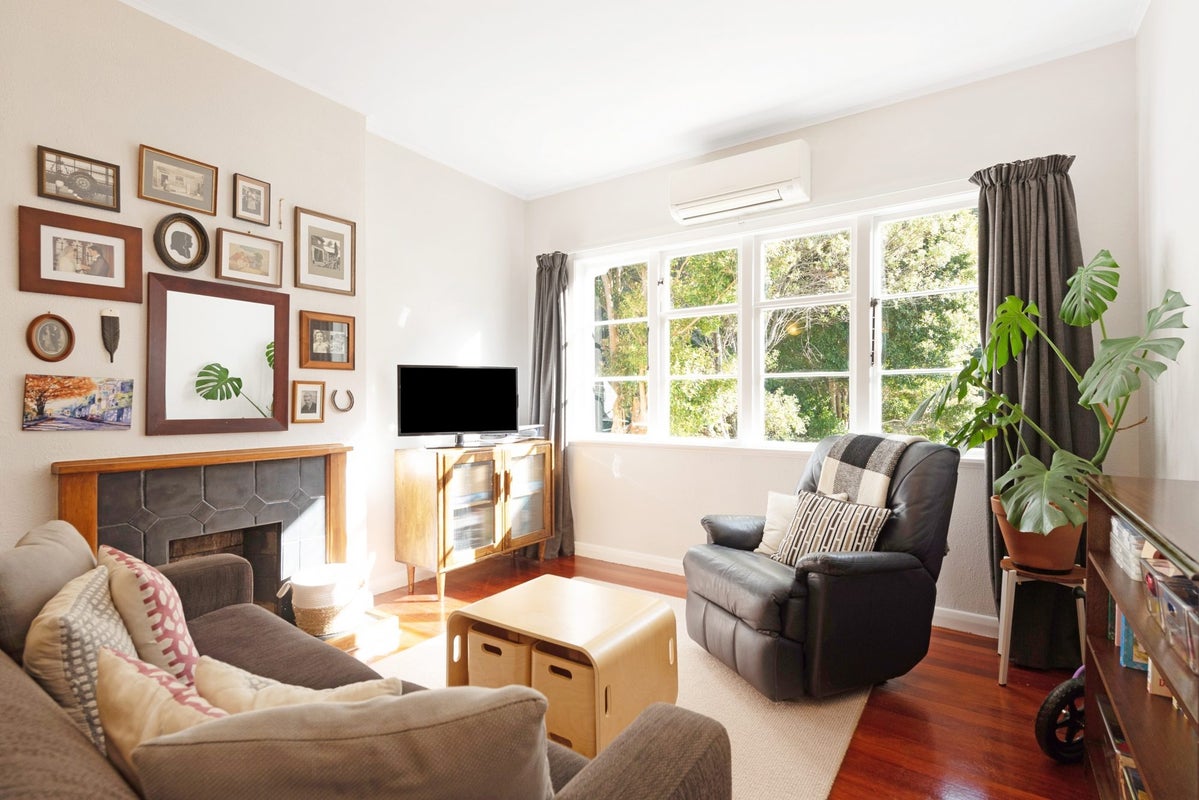 36 Sunshine Avenue, Karori, Wellington - Carousel 2