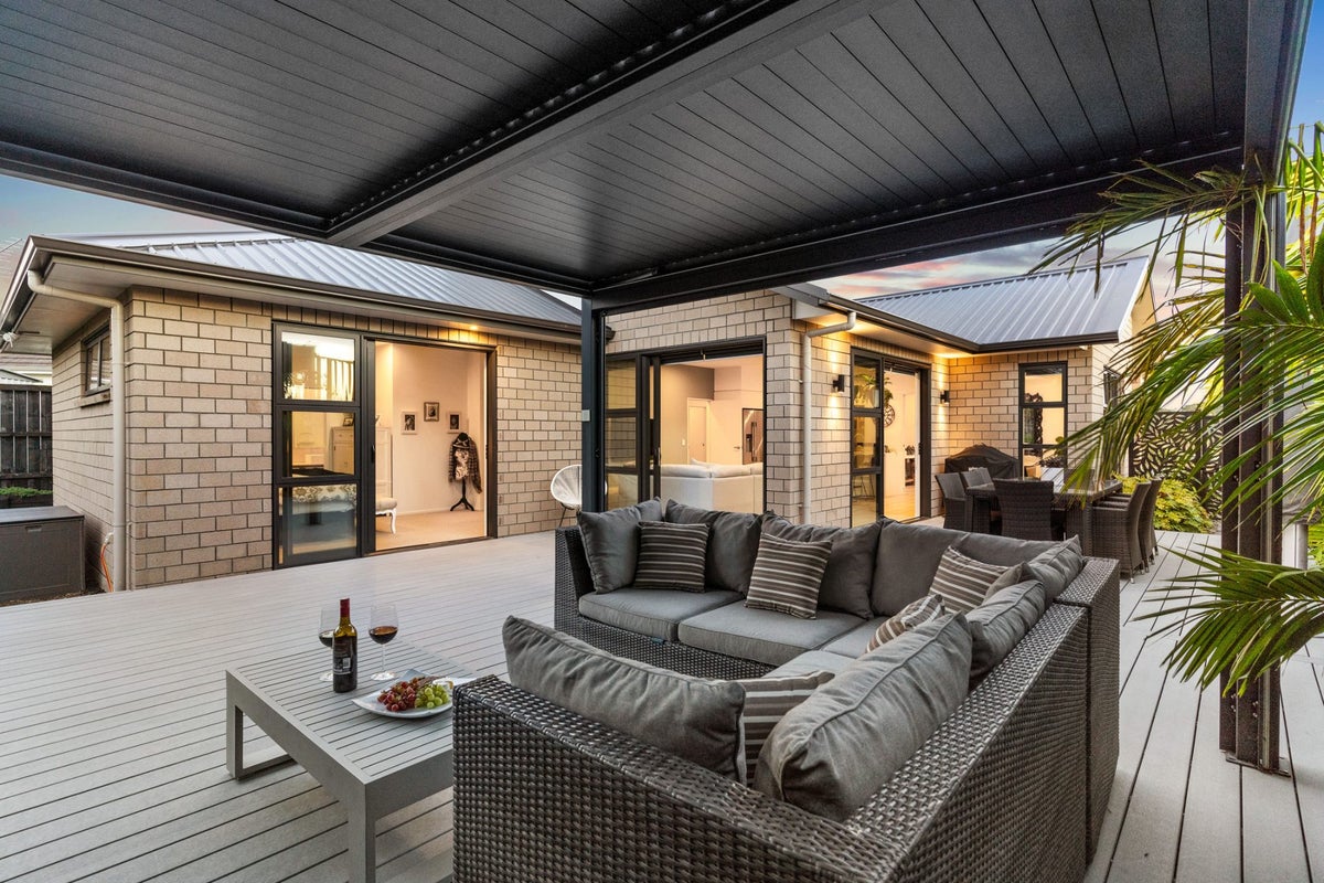 45 Angiangi Crescent, Beachlands, Auckland - Carousel 1