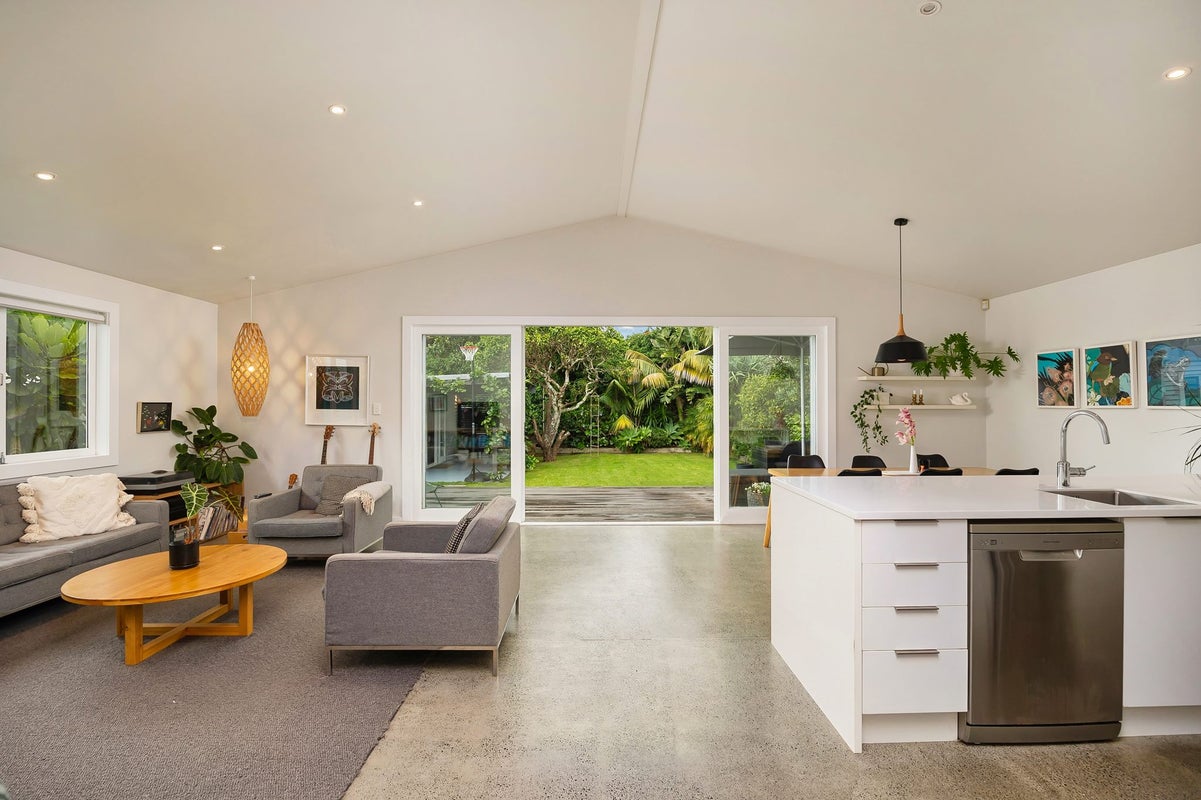 7 Mark Road, Mount Albert, Auckland - Carousel 2