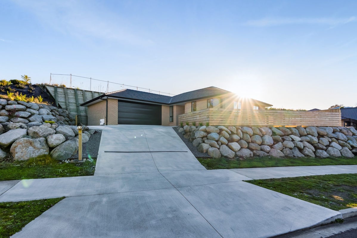 17 Atutahi Street, Hurdon, New Plymouth - Carousel 38