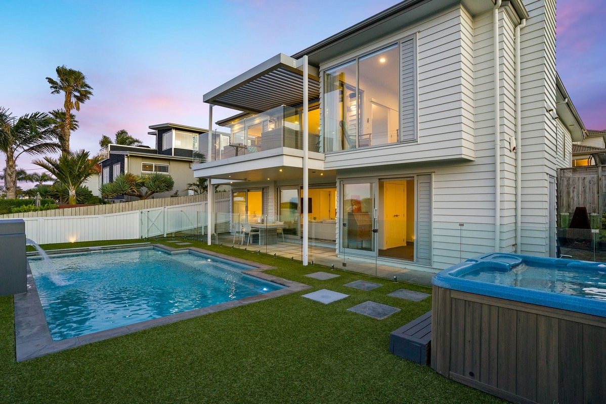 15 Beechwood Road, Rothesay Bay, Auckland - Carousel 2