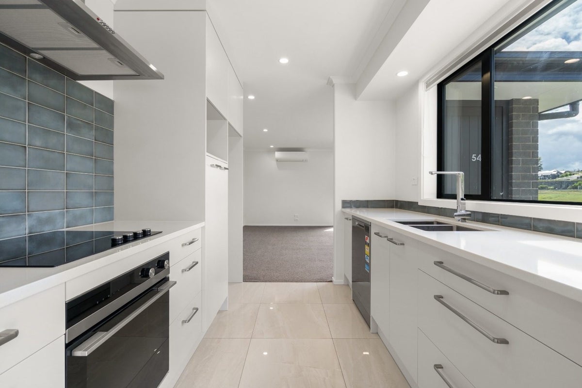 54 Exeter Street, Glenview, Hamilton - Carousel 2
