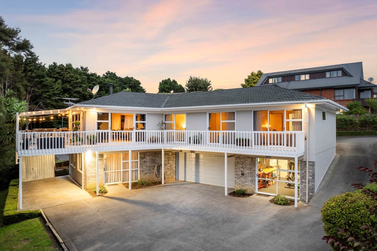 9 Ilex Place, Totara Heights, Auckland - Carousel 1