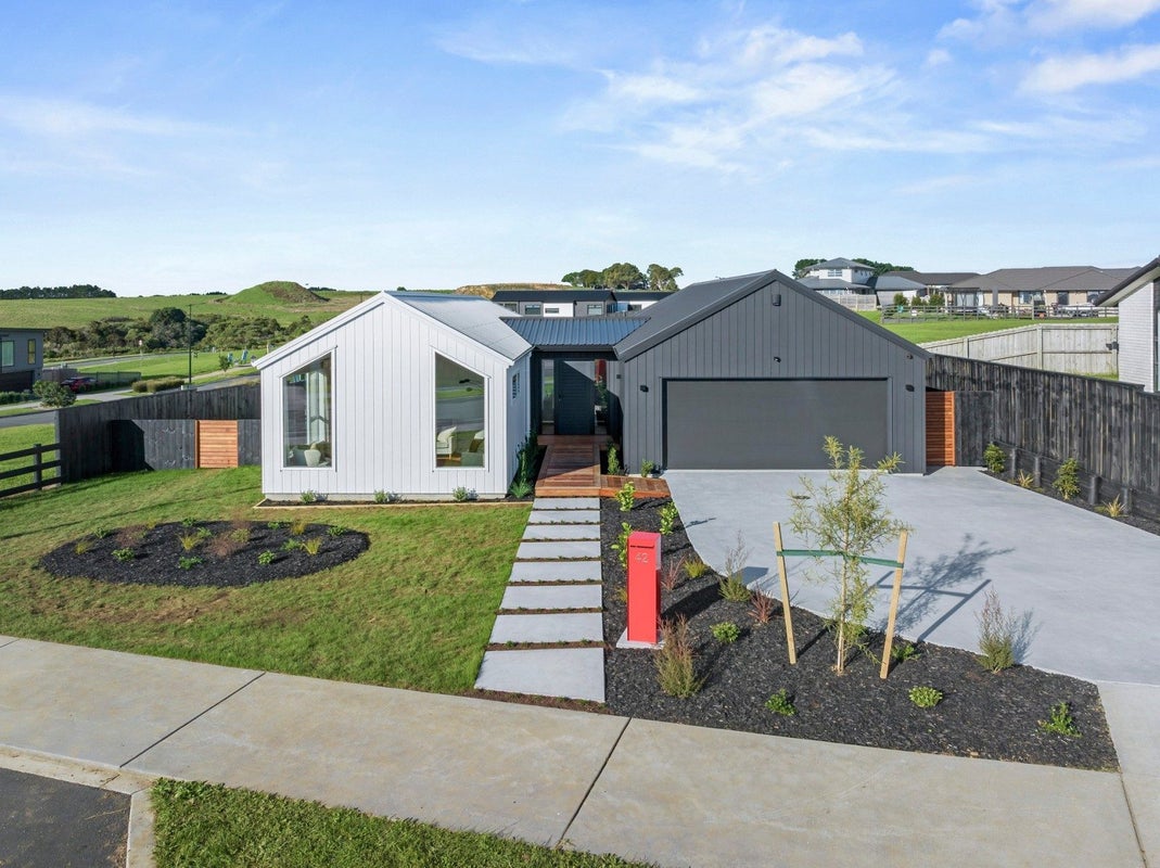 42 Opouatu Avenue, Glenbrook, Glenbrook - Carousel 1