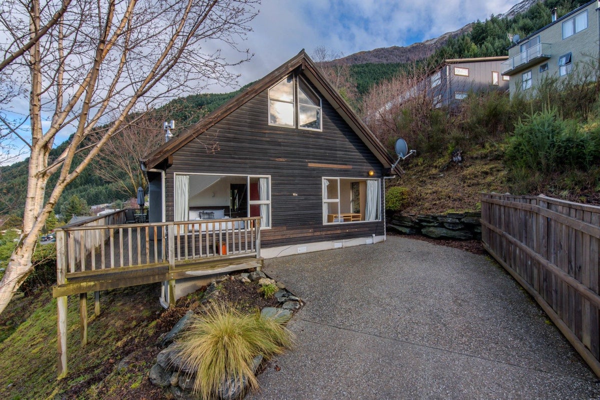 21 Watts Road, Fernhill, Queenstown - Carousel 1
