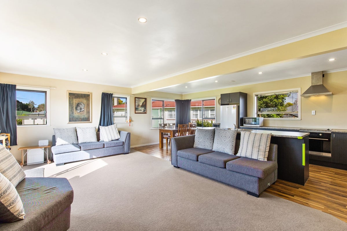 3 Rembrandt Place, Opaheke, Papakura - Carousel 1