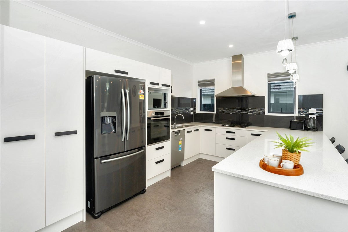 17 Lulu Avenue, Chartwell, Hamilton - Carousel 1
