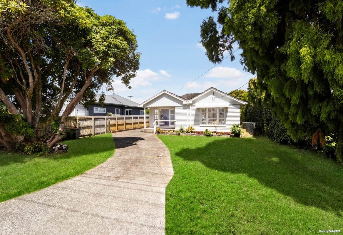 24 Taikata Road, Te Atatu Peninsula, Auckland - Carousel 1