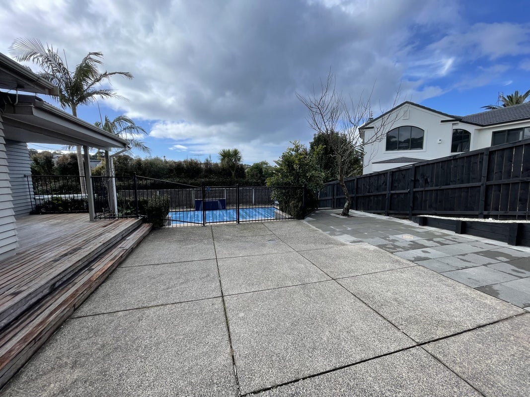 2 Aotearoa Terrace, Murrays Bay, Auckland - Carousel 2