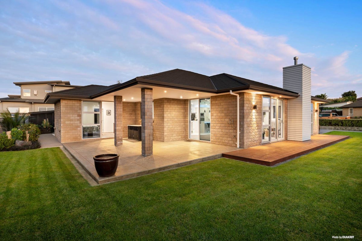 9 Hill Top Road East, Pukekohe - Carousel 1