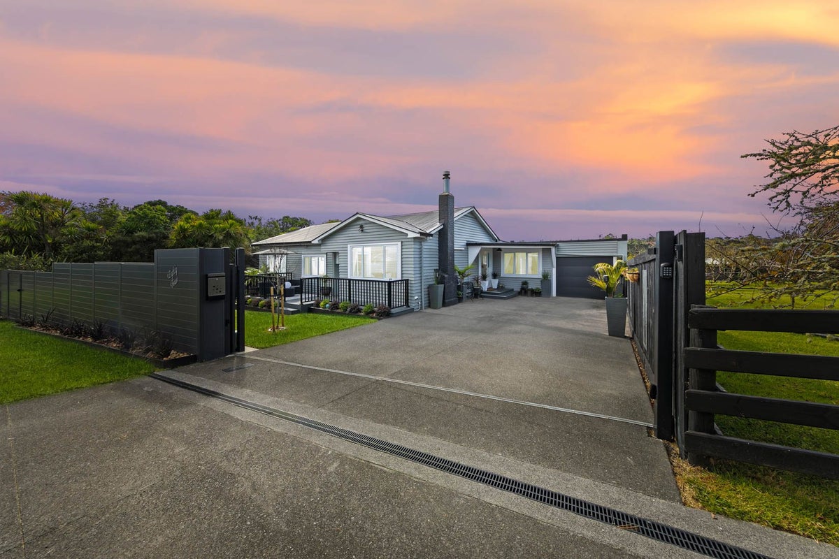84 Shaw Road, Oratia, Auckland - Carousel 1