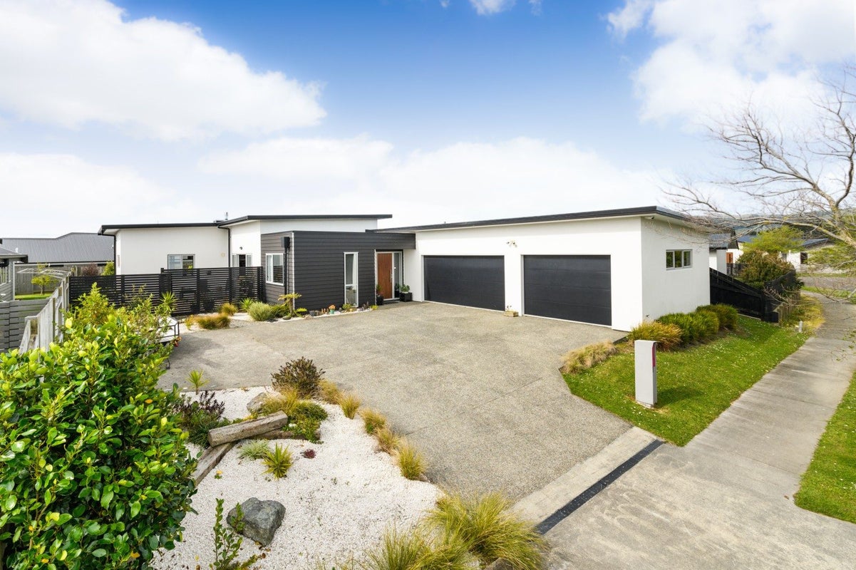 4 St Heliers Grove, Fitzherbert, Palmerston North - Carousel 1