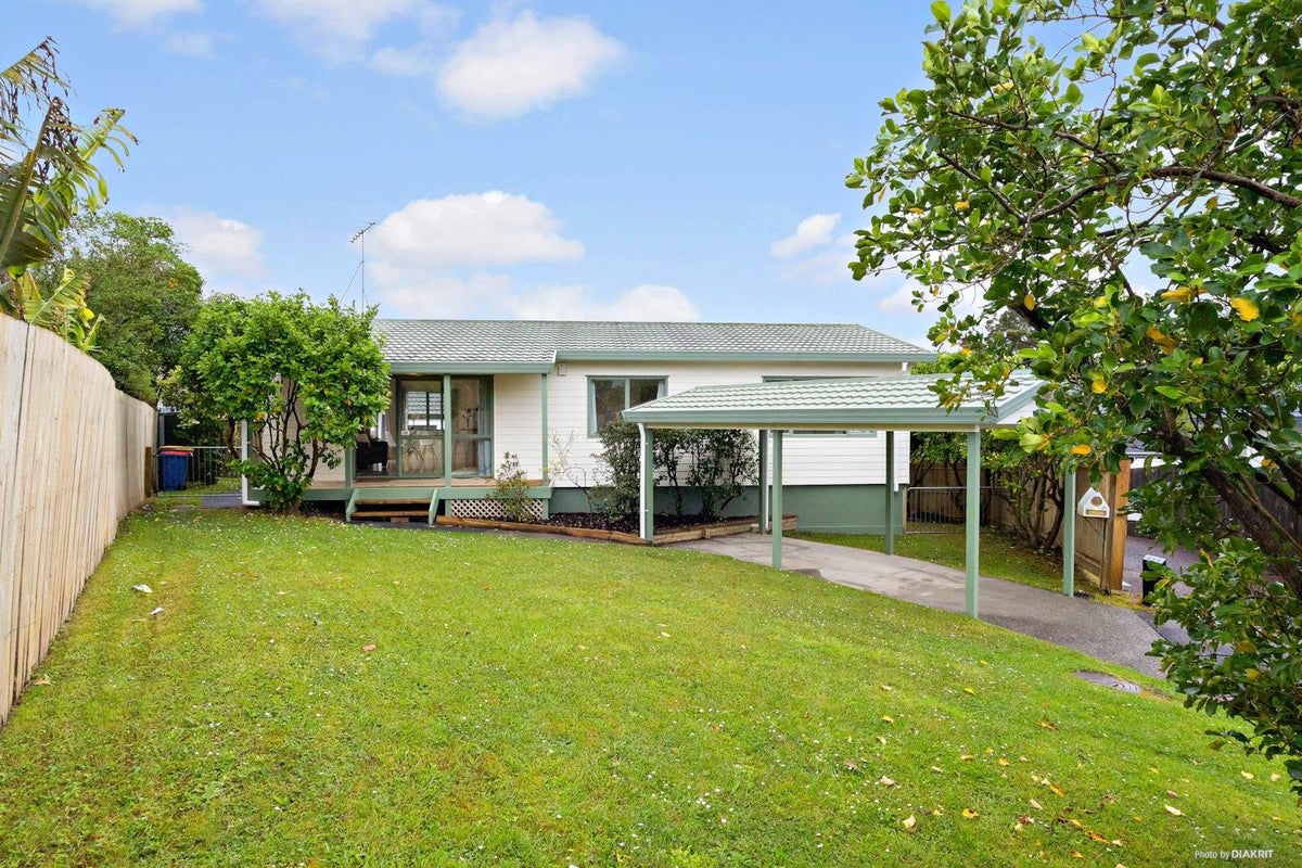 30 Loughanure Place, Massey, Waitakere City, Auckland - Carousel 1
