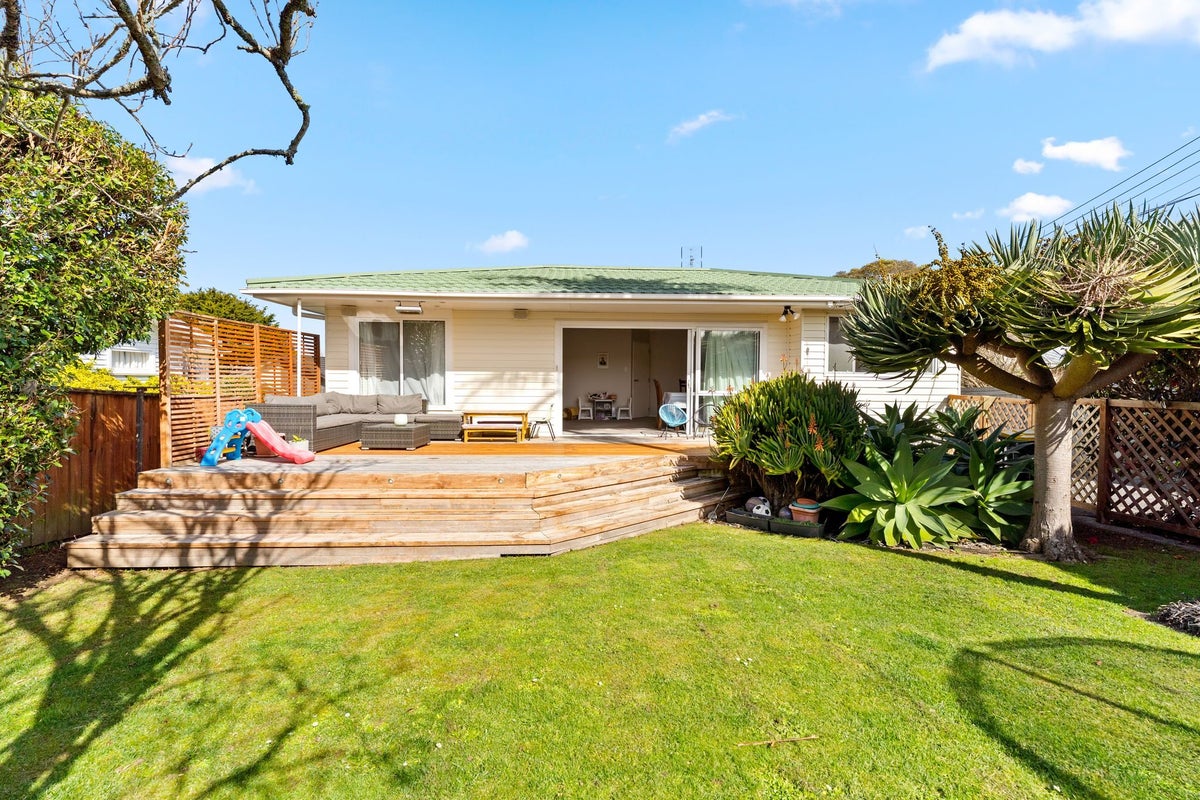 1/296 Wairau Road, Glenfield, Auckland - Carousel 1