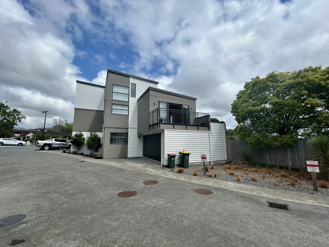 2/13 Oteha Valley Road, Northcross, Auckland - Carousel 1
