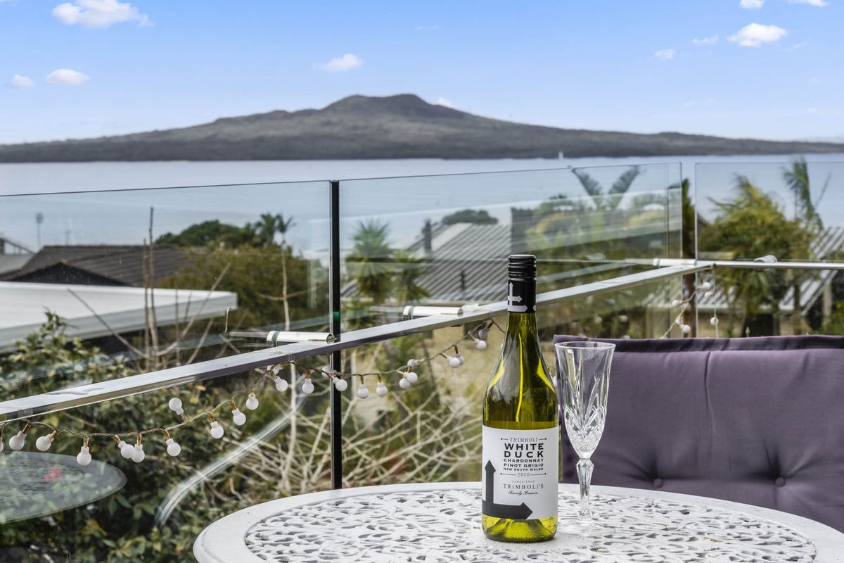 2/5 Marama Street, Castor Bay, Auckland - Carousel 2