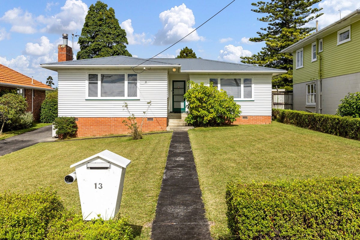 13 Beaubank Road, Kelston, Auckland - Carousel 2