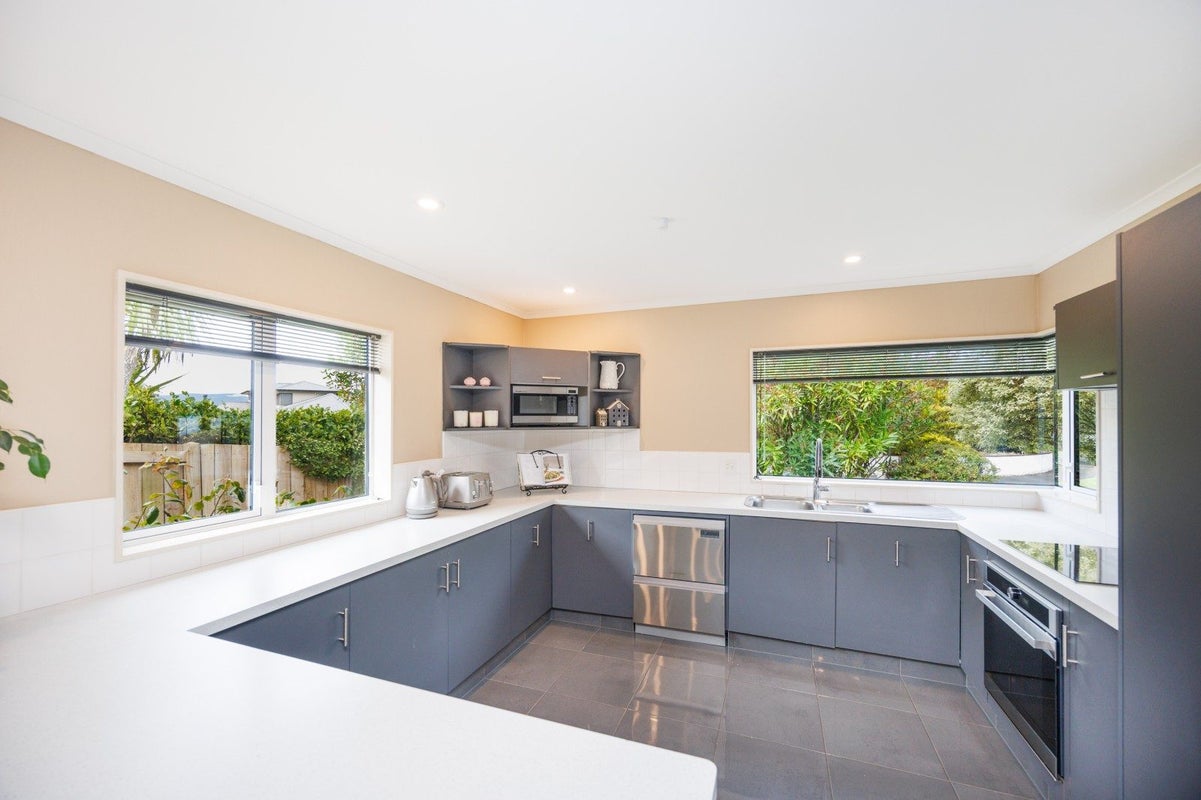 30 Kilkenny Place, Fitzherbert, Palmerston North - Carousel 2