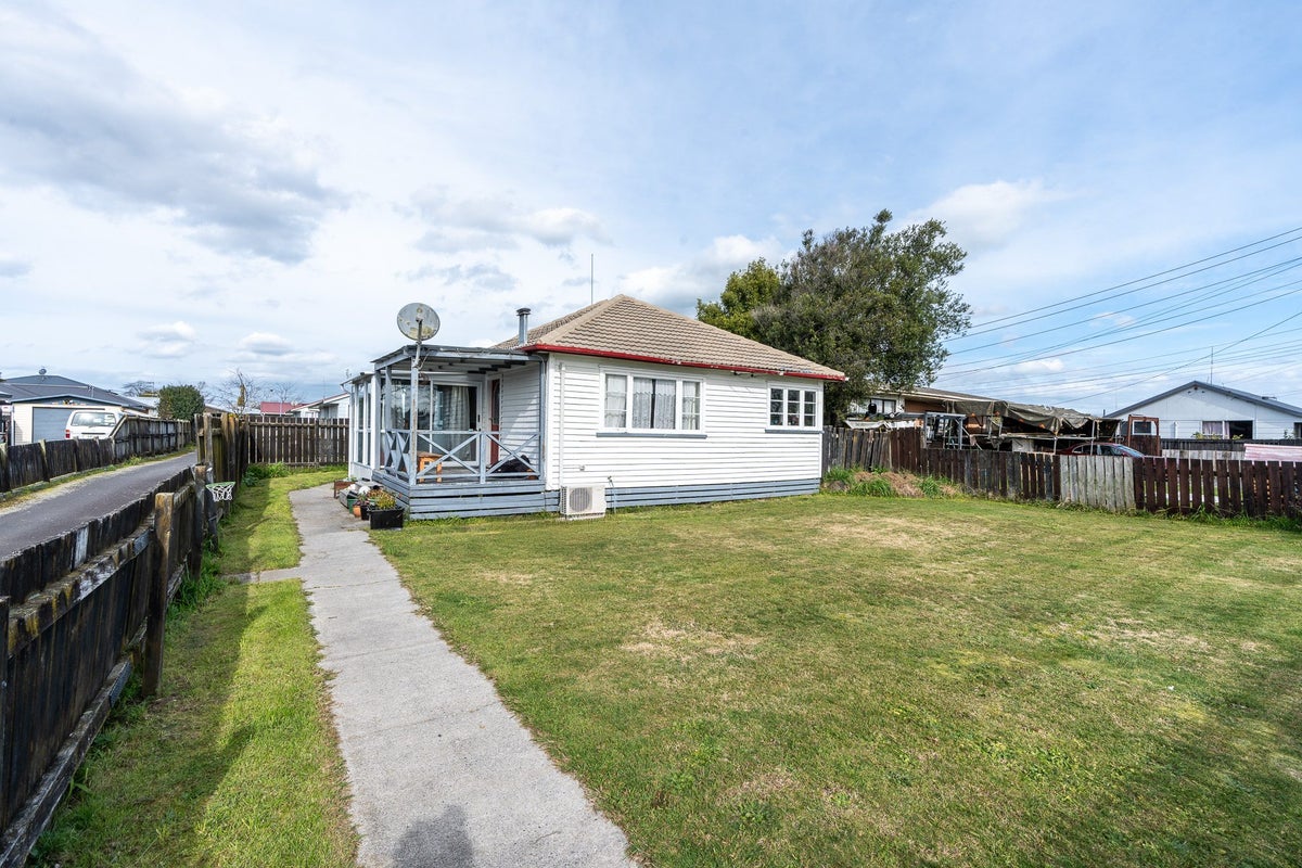 9 Breckons Avenue, Nawton, Hamilton - Carousel 11