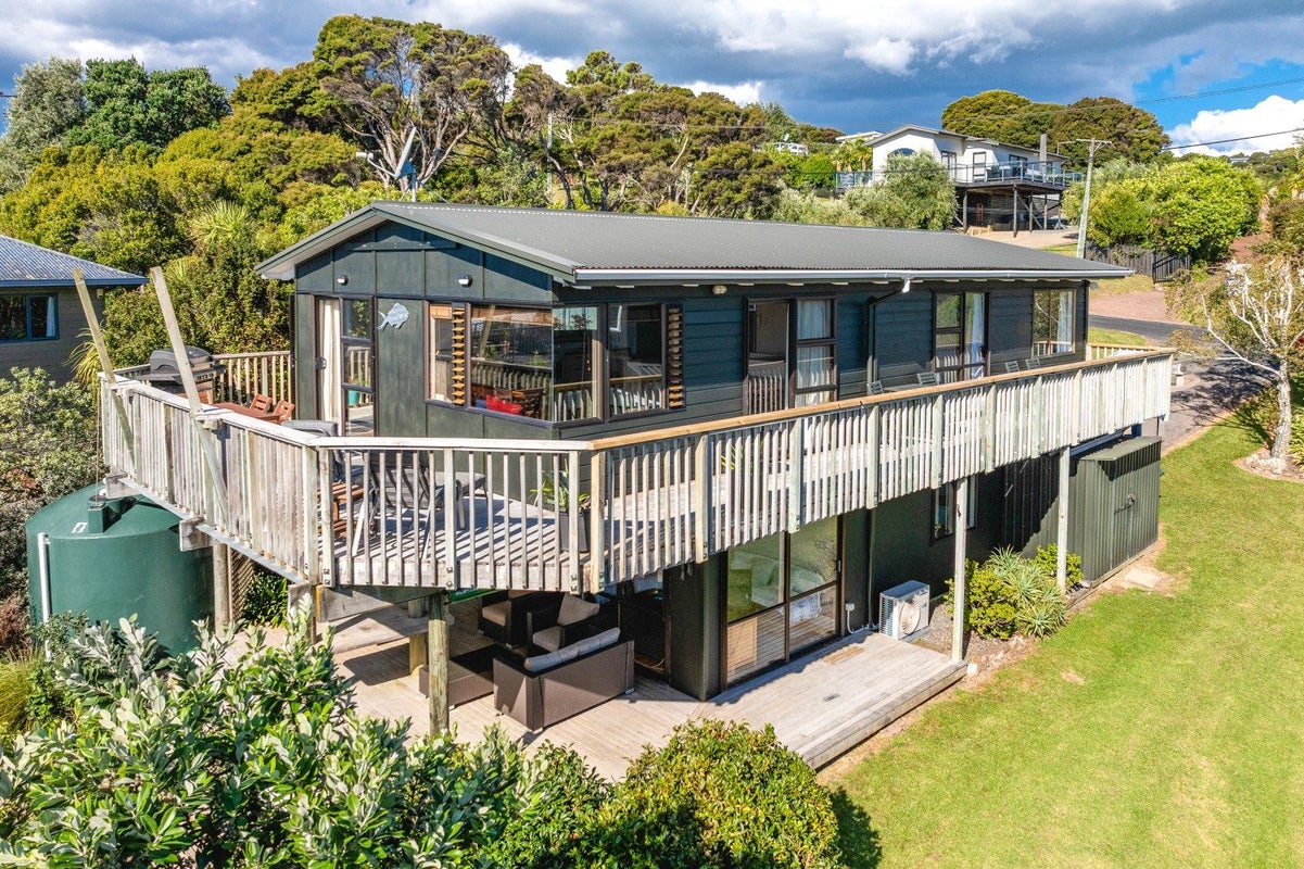 19 Huia Street, Oneroa, Waiheke Island - Carousel 1