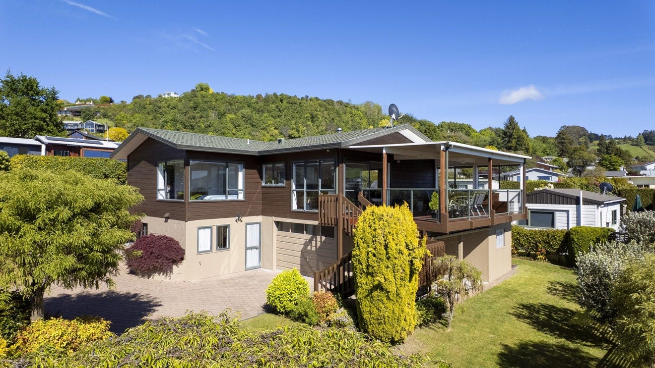 1 Scenic Heights, Acacia Bay, Taupo - Carousel 1