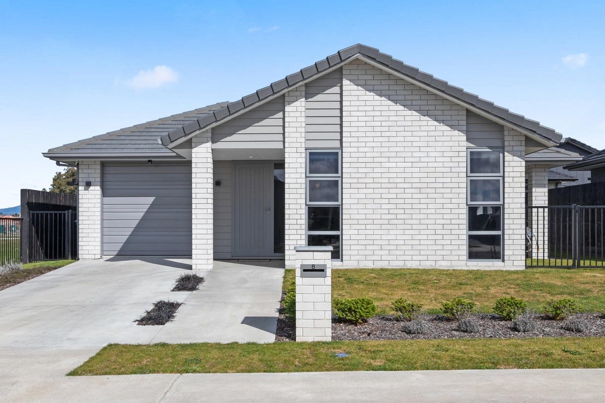 8 Whakatipu Street, Temple View, Hamilton - Carousel 1