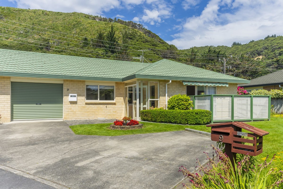 9 Villa Grove, Paraparaumu - Carousel 1