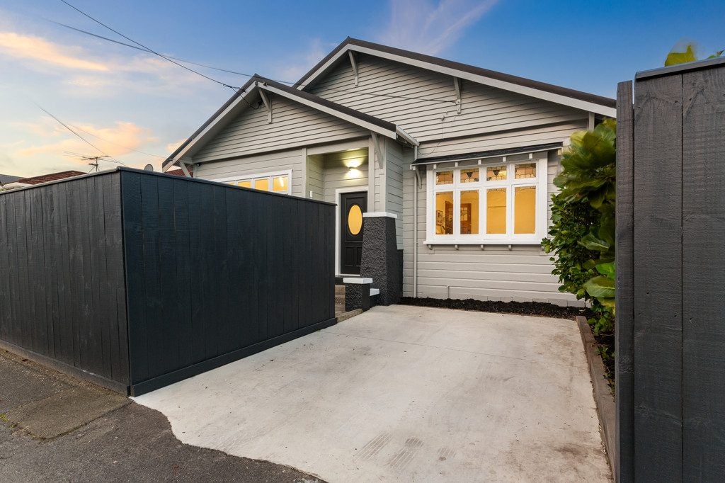 137 Onepu Road, Lyall Bay, Wellington - Carousel 1