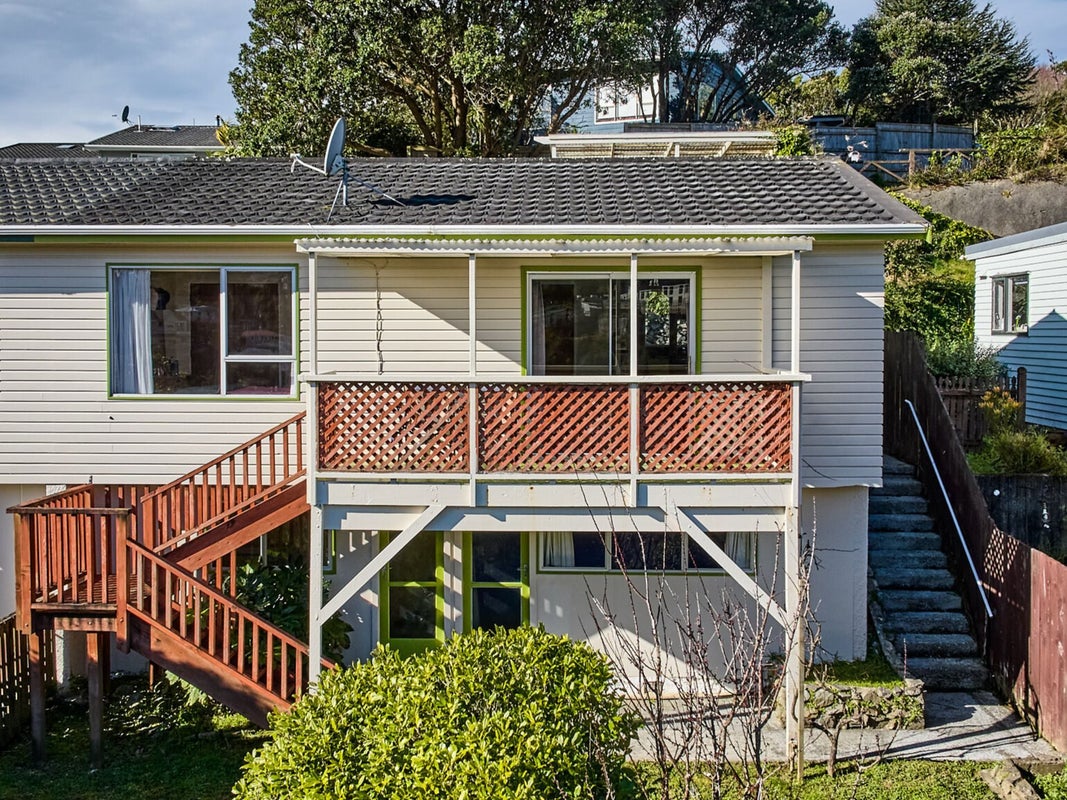 15B Florio Terrace, Tawa, Wellington - Carousel 1