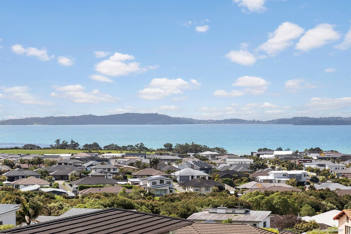 21 Liberty Crescent, Beachlands, Auckland - Carousel 1