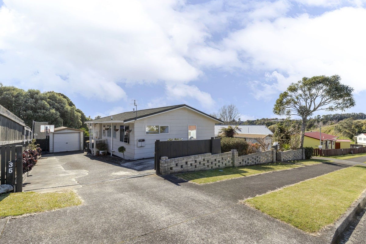 35 Riversdale Drive, Merrilands, New Plymouth - Carousel 1