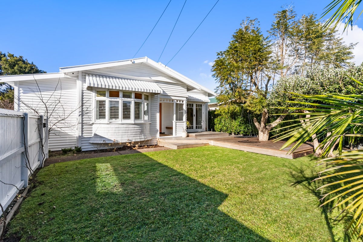8 Alberta Street, Point Chevalier, Auckland - Carousel 1