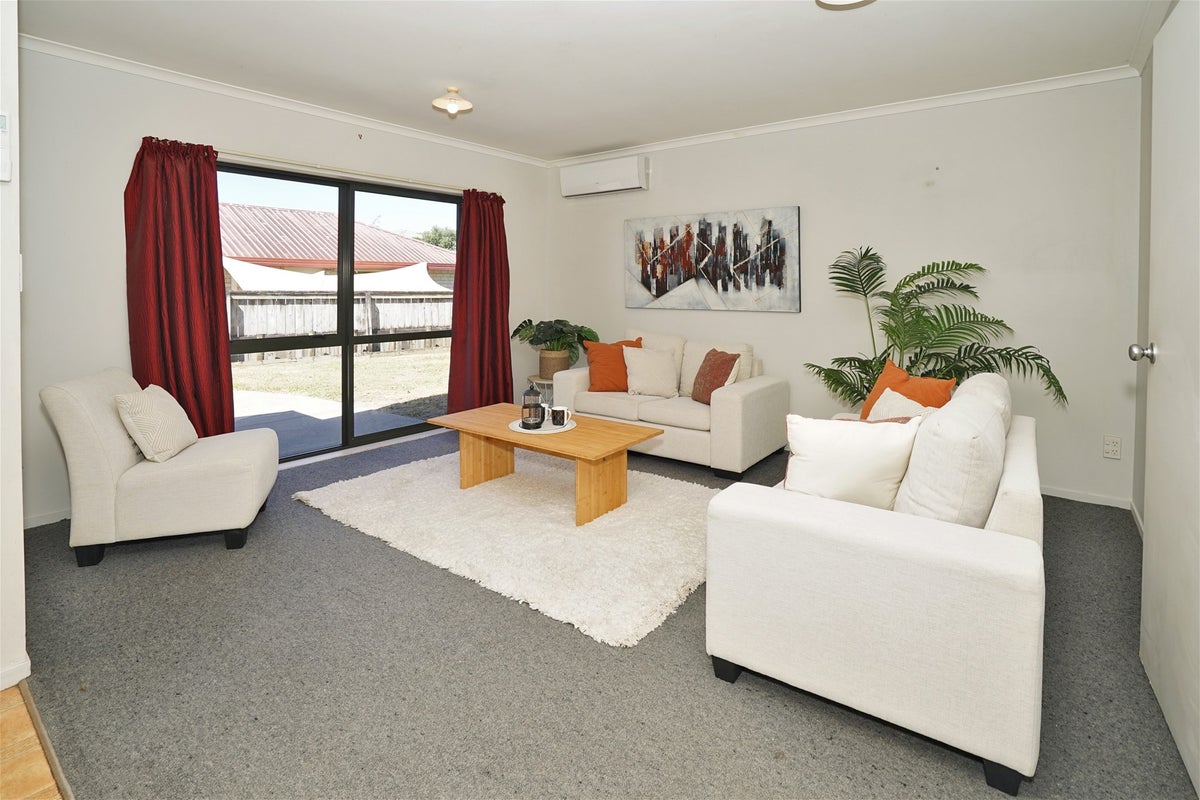 17 Pointon Glade, Grandview Heights, Hamilton - Carousel 2