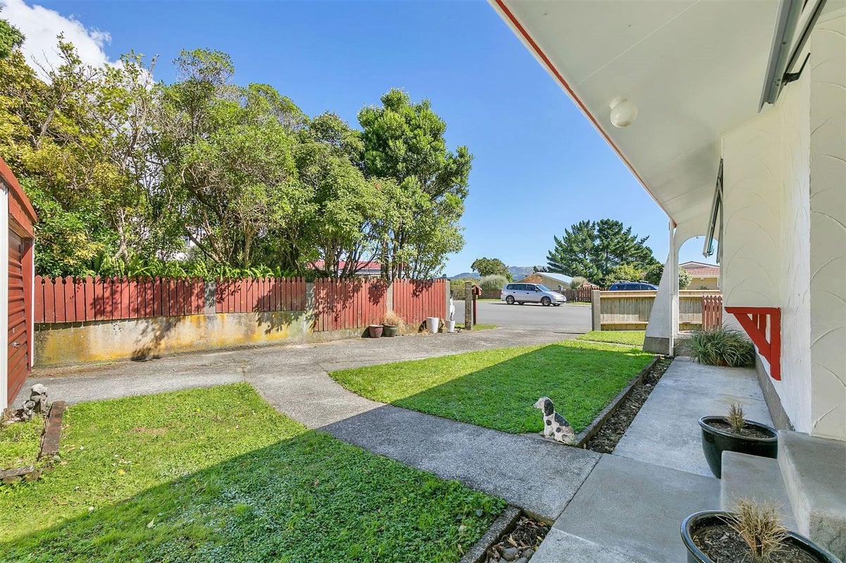 9 Bobstay Lane, Whitby, Porirua - Carousel 2