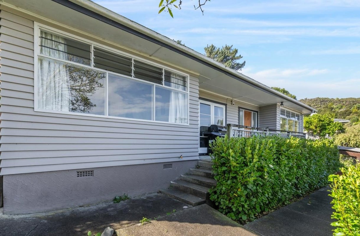 8 James Grove, Stokes Valley, Lower Hutt - Carousel 2