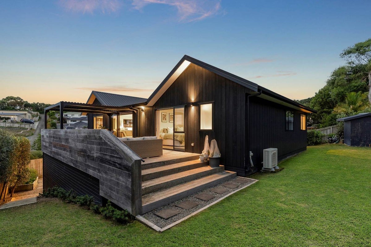 13 Weka Close, Red Beach, Whangaparāoa - Carousel 2