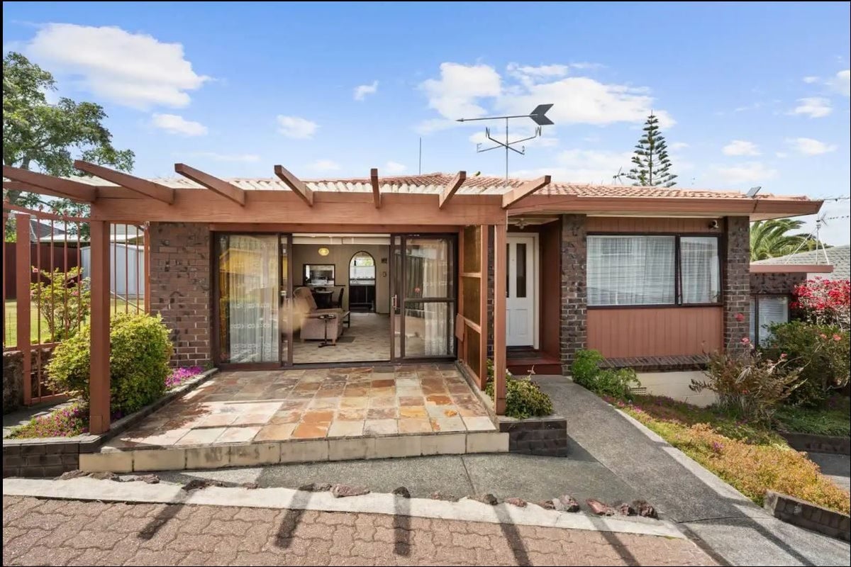 2/94 Prince Regent Drive, Half Moon Bay, Auckland - Carousel 2