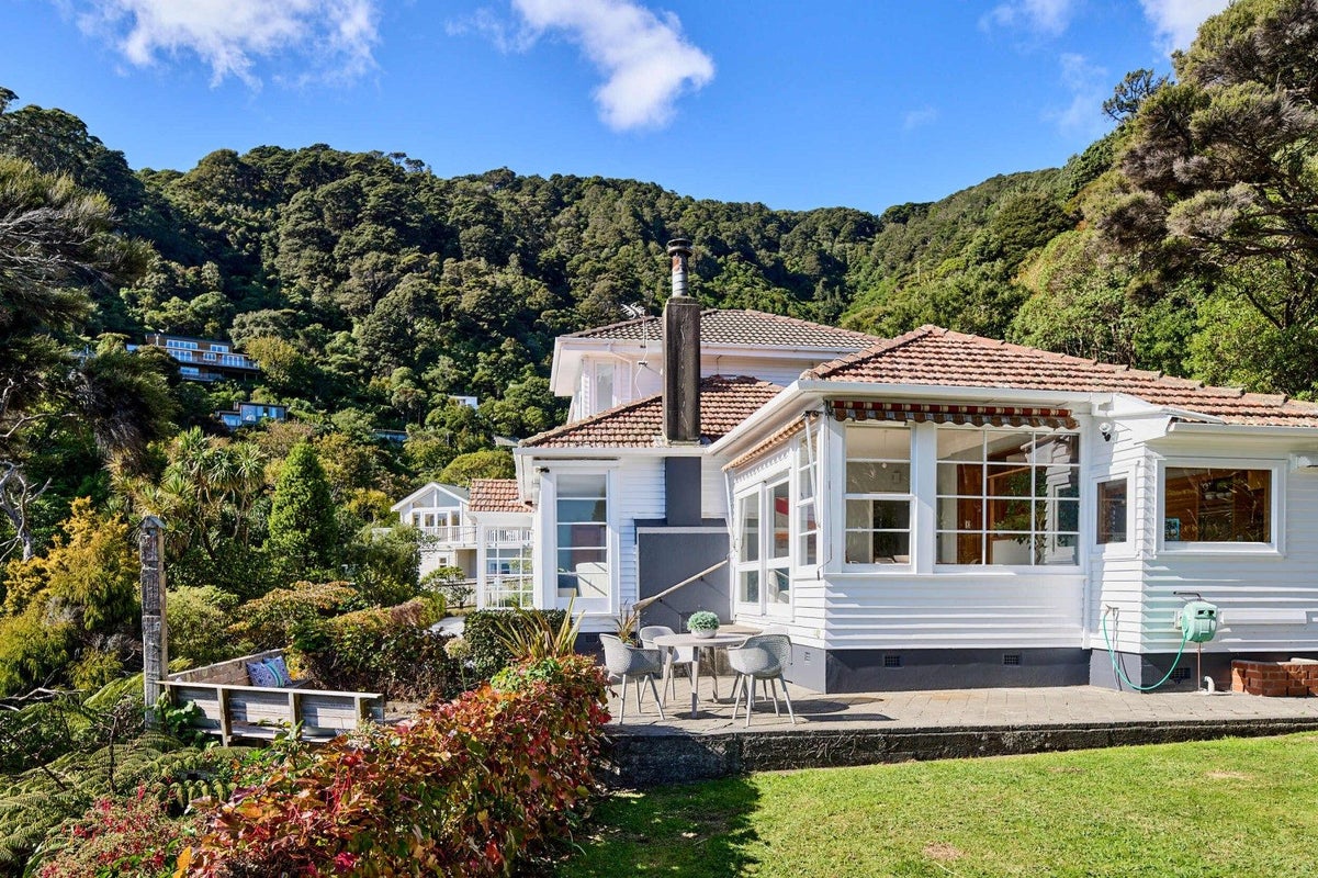 2 Mahina Road, Mahina Bay, Lower Hutt - Carousel 2