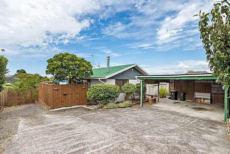 2/18 Vincent Street, Howick, Auckland - Carousel 1
