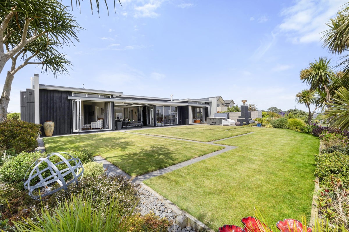 12 Sampson Avenue, Waiwhakaiho, New Plymouth - Carousel 2