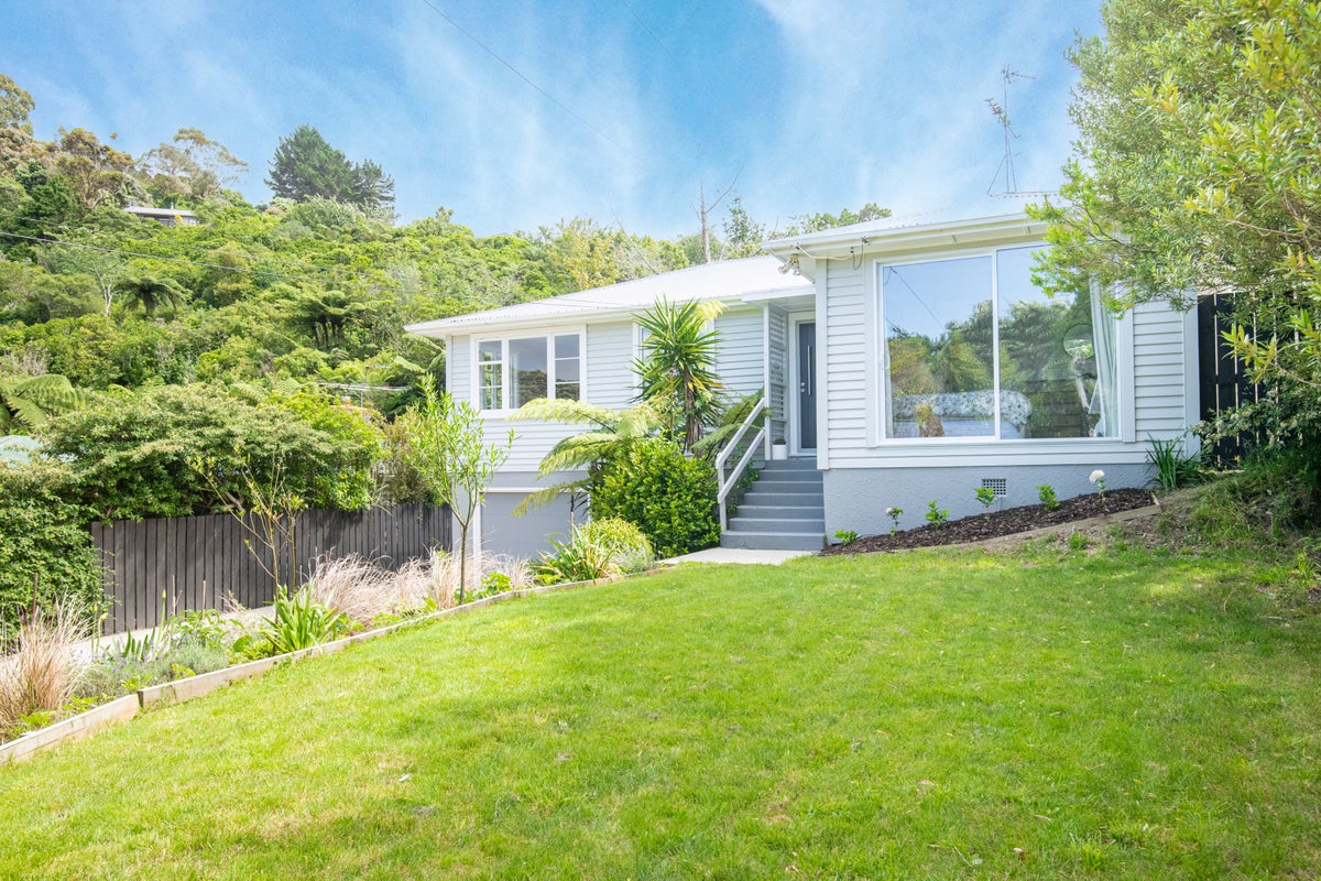 8 Tui Terrace, Tawa, Wellington - Carousel 2
