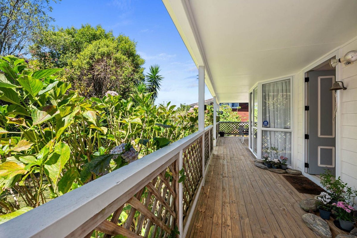 2/28 Niccol Avenue, Narrow Neck, Auckland - Carousel 2