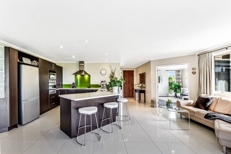 46 Magellan Rise, Flagstaff, Hamilton - Carousel 2