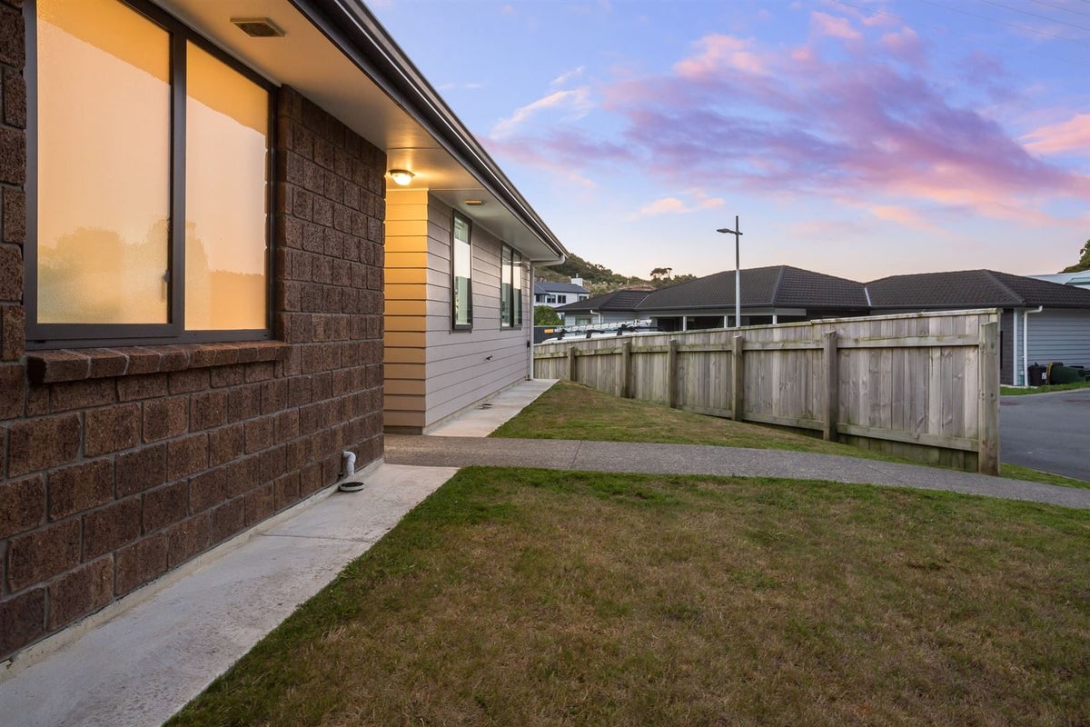8 Hull Place, Whitby, Porirua - Carousel 2
