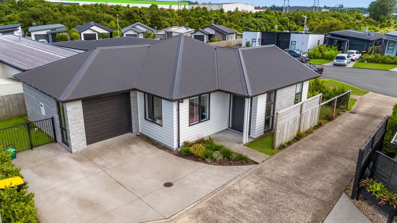 10 Foley Grove, Pyes Pa, Tauranga - Carousel 1