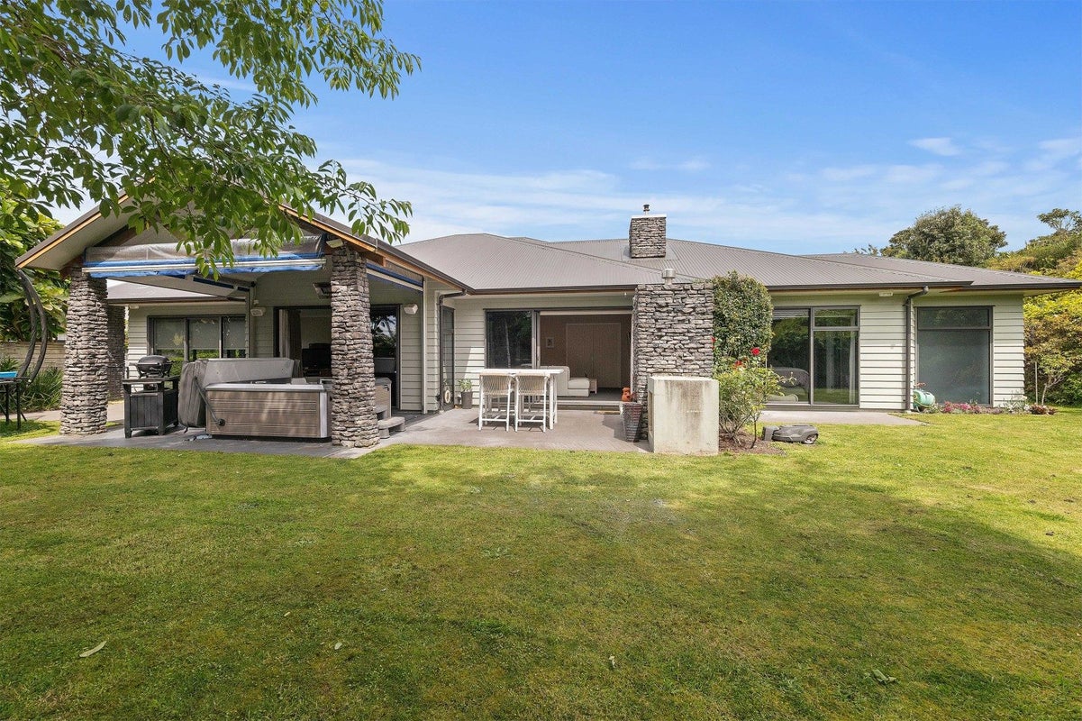 11 Links Drive, Waiwhakaiho, New Plymouth - Carousel 1