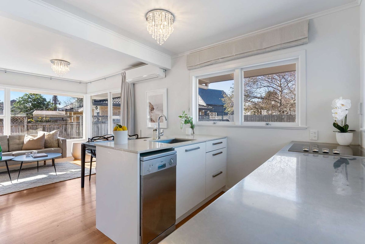 4/12 Wright Road, Point Chevalier, Auckland - Carousel 2