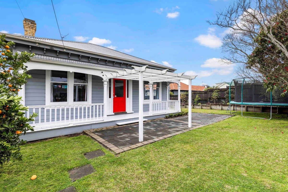 126A Forest Lake Road, Forest Lake, Hamilton - Carousel 1